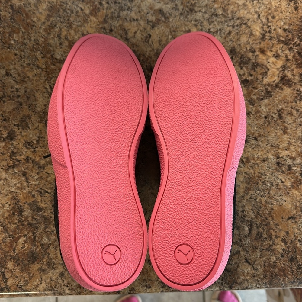 NEW Puma Black Sneakers w Pink Soles - Size 8 - Picture 4 of 5